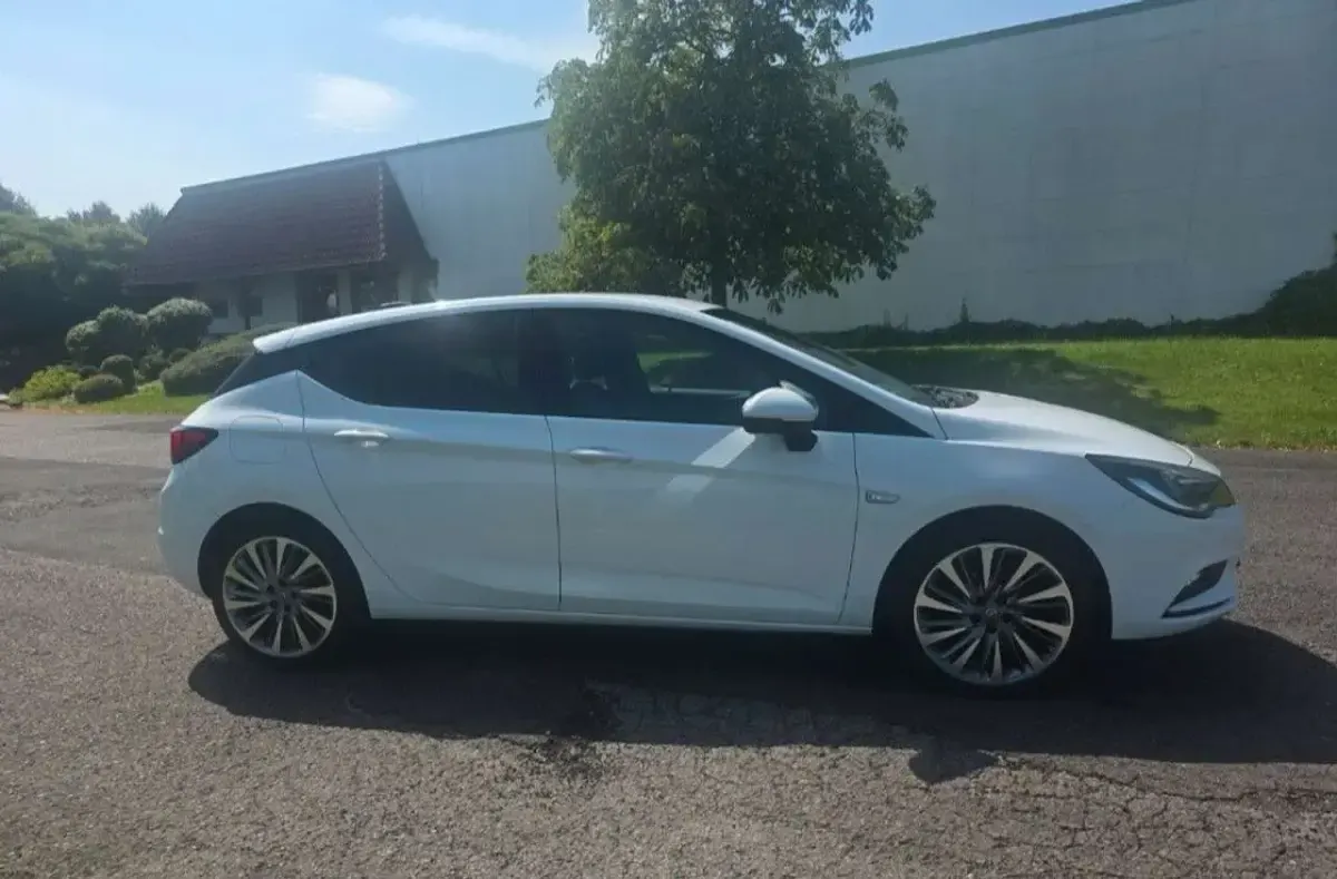 Gebraucht Opel Astra Dynamic 125 PS (91 kW) 2016 Weiß Kleinwagen