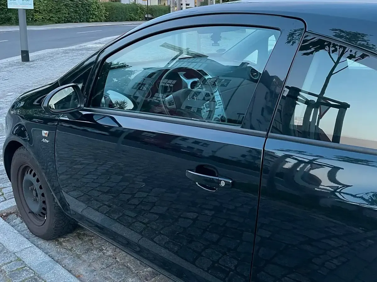 Gebraucht Opel Corsa Active 69 PS (50 kW) 2013 Schwarz Kleinwagen
