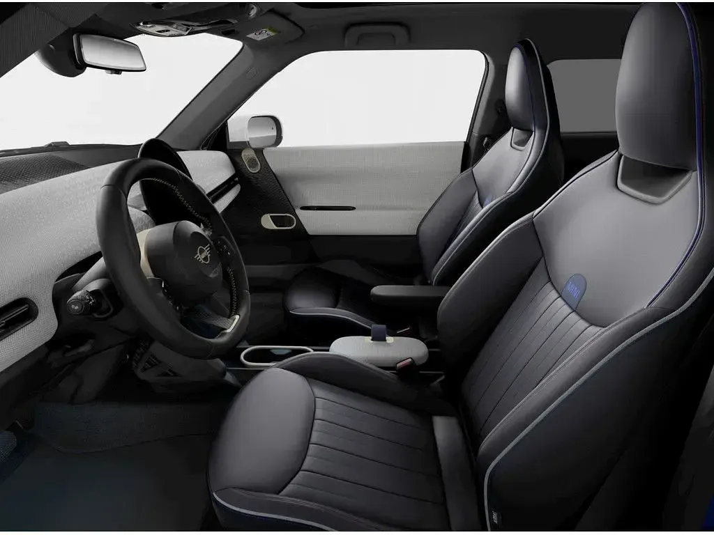 Gebraucht Mini Cooper SE Favoured 160 kW (218 PS) 2024 Blazing blue Kleinwagen