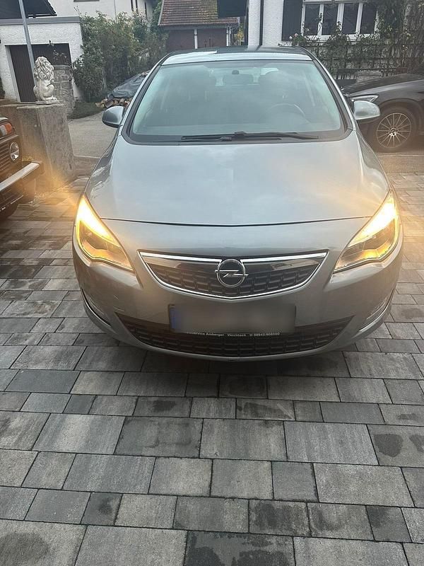 Gebraucht Opel Astra Edition 140 PS (102 kW) 2010 Silber Kleinwagen