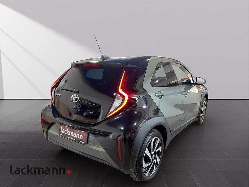 Gebraucht Toyota Aygo X Basis 72 PS (52 kW) 2023 Cardamon green metallic/ night sky black SUV