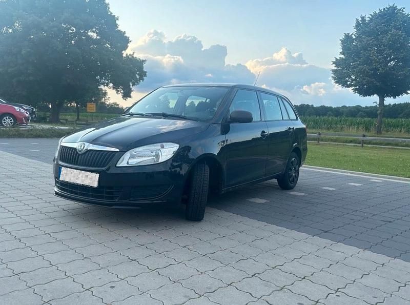 Schwarz Gebraucht 2011 Skoda Fabia Kombi | 2.870 € - Bild 1/4