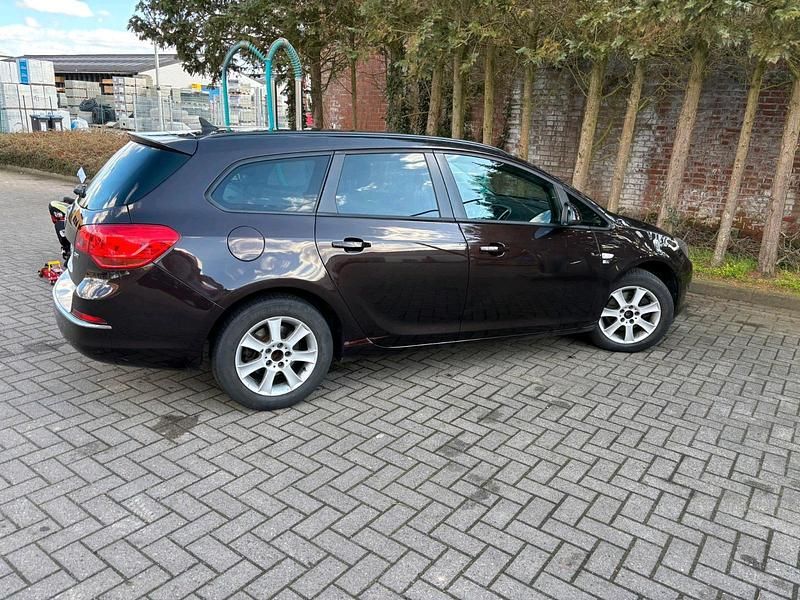 Gebraucht Opel Astra 110 PS (80 kW) 2012 Braun Kombi