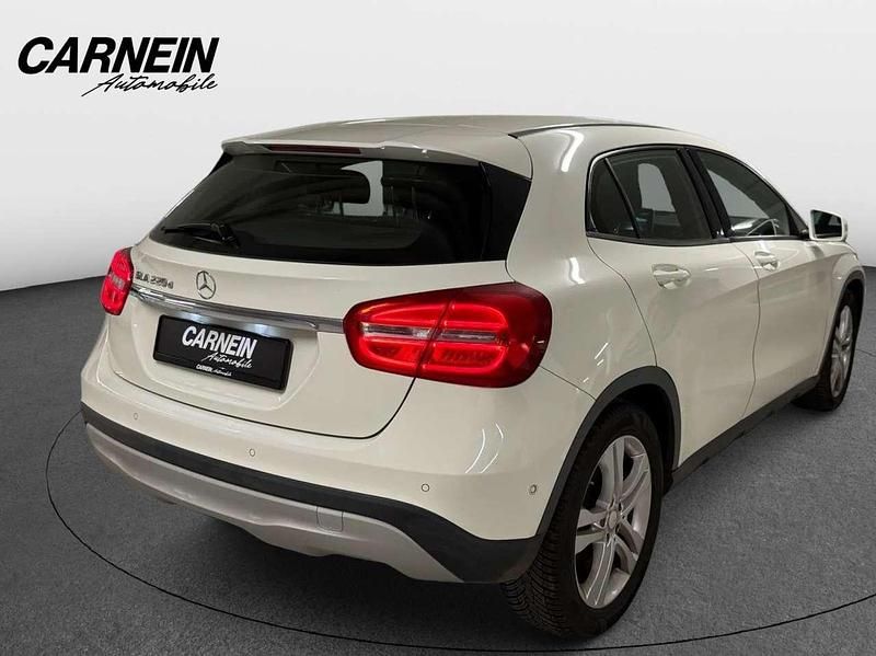 Gebraucht Mercedes GLA220 177 PS (130 kW) 2016 Calcitweiss/zirrusweiss SUV