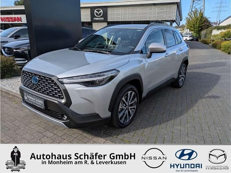 Silver metallic Gebraucht 2022 Toyota Corolla Cross Team SUV | 29.785 € (Fairer Preis) - Bild 1/4