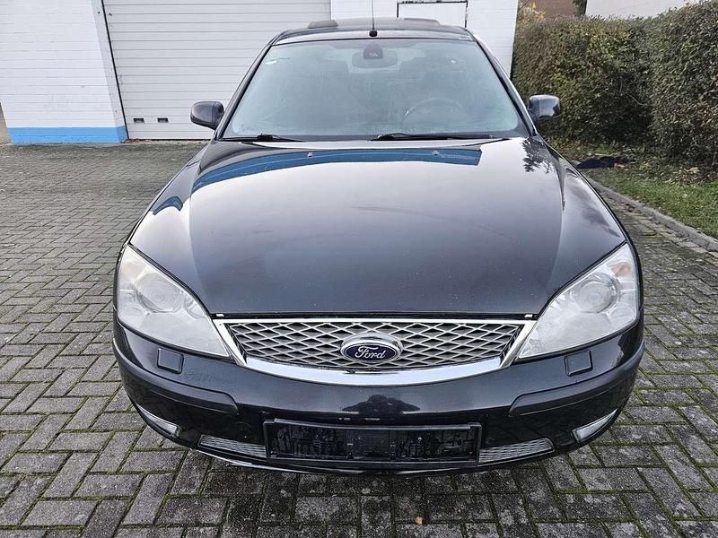 Gebraucht Ford Mondeo 131 PS (96 kW) 2005 Pantherschwarz metallic Kleinwagen