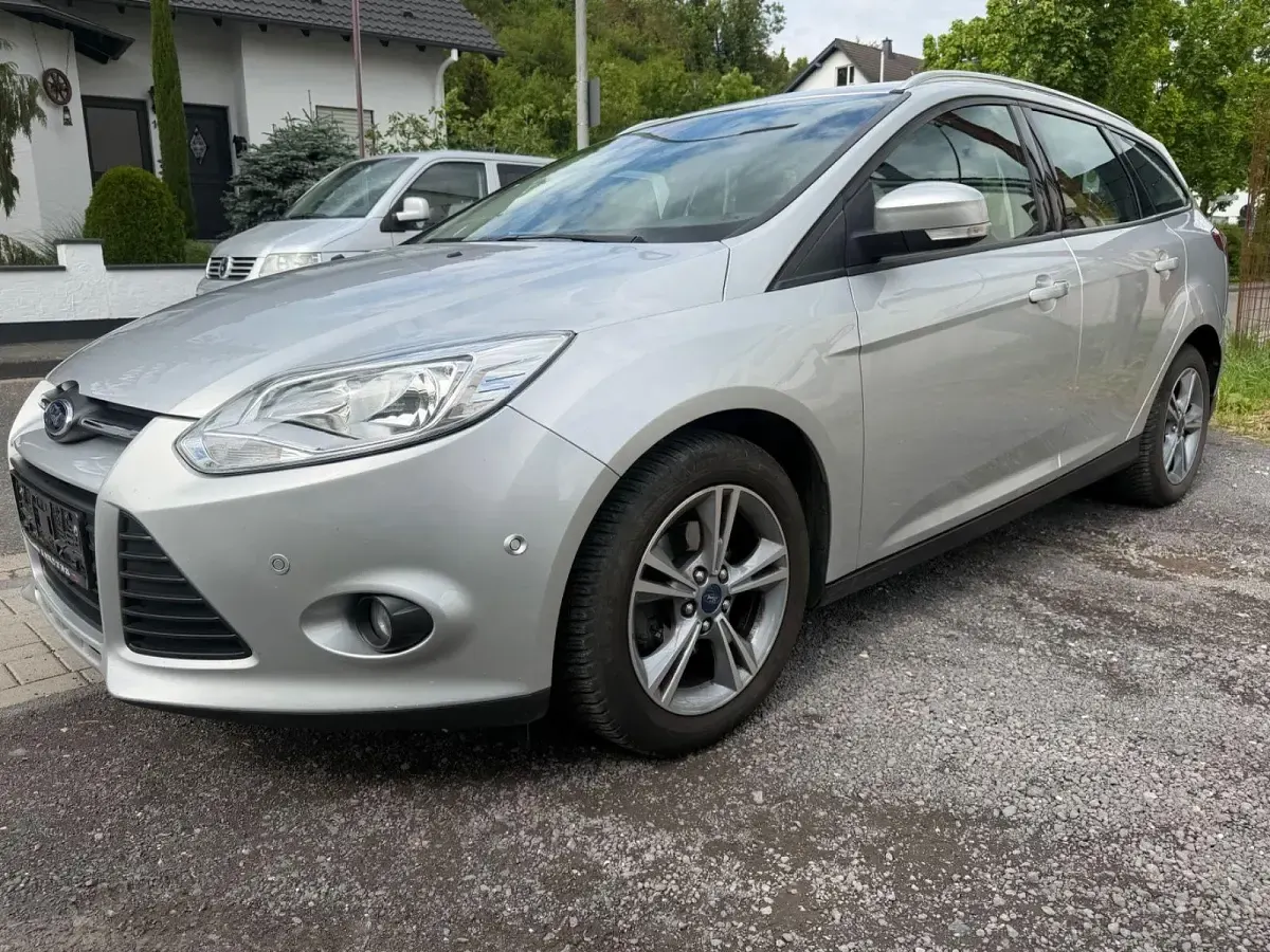 Gebraucht Ford Focus Trend 125 PS (91 kW) 2013 Silber Limousine