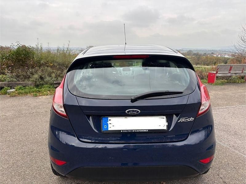 Gebraucht Ford Fiesta 80 PS (58 kW) 2014 Blau Kleinwagen