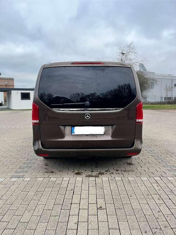 Gebraucht Mercedes V220 Edition 163 PS (119 kW) 2017 Braun Van / Kleinbus
