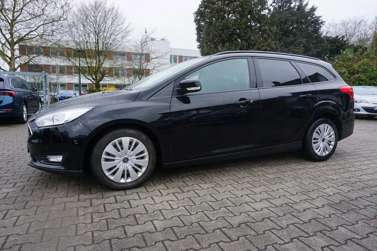 Gebraucht Ford Focus Trend 120 PS (88 kW) 2017 Schwarz Limousine
