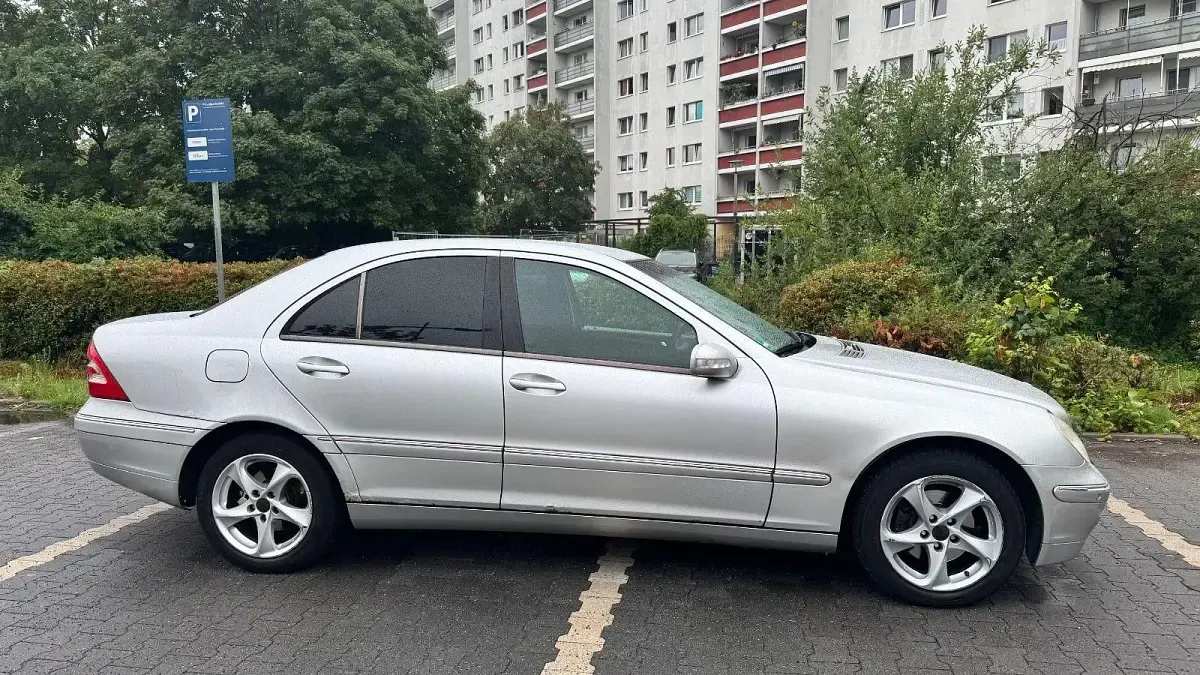 Gebraucht Mercedes C180 Elegance 129 PS (94 kW) 2002 Silber Limousine