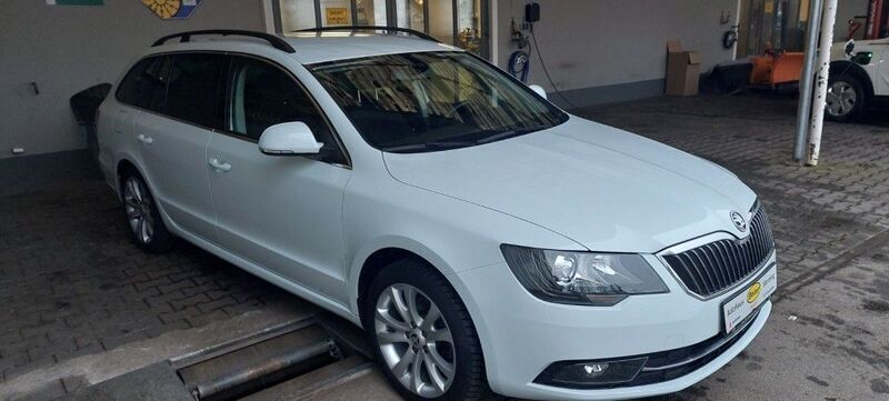 Gebraucht Skoda Superb Best of 160 PS (117 kW) 2015 Weiã?å¸ Kombi