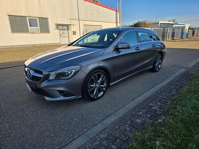 Gebraucht Mercedes CLA200 Shooting Brake AMG line 136 PS (100 kW) 2015 Grau Kombi