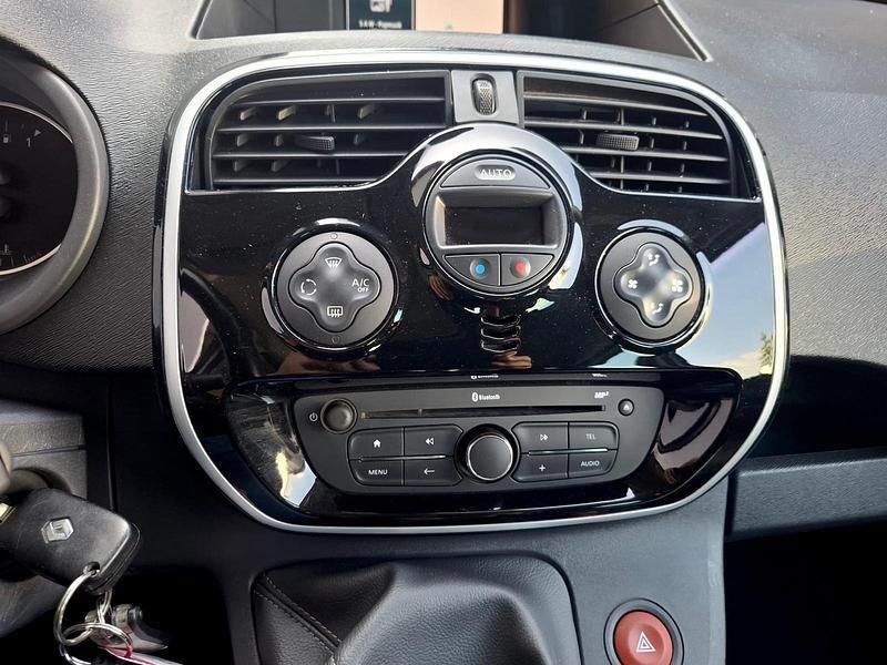 Gebraucht Renault Kangoo LIMITED Deluxe 90 PS (66 kW) 2017 Weiß Van / Kleinbus