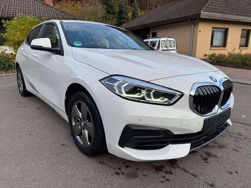 Alpinweiss iii Gebraucht 2022 BMW 118 Advantage Kleinwagen | 18.800 € (Guter Preis) - Bild 1/4