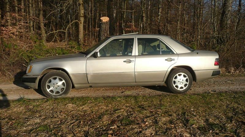 Gebraucht Mercedes E200 122 PS (89 kW) 1991 Silber Limousine