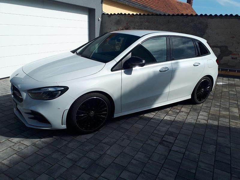 Weiß Gebraucht 2024 Mercedes B200 AMG line Van / Kleinbus | 33.990 € (Teuer) - Bild 1/4