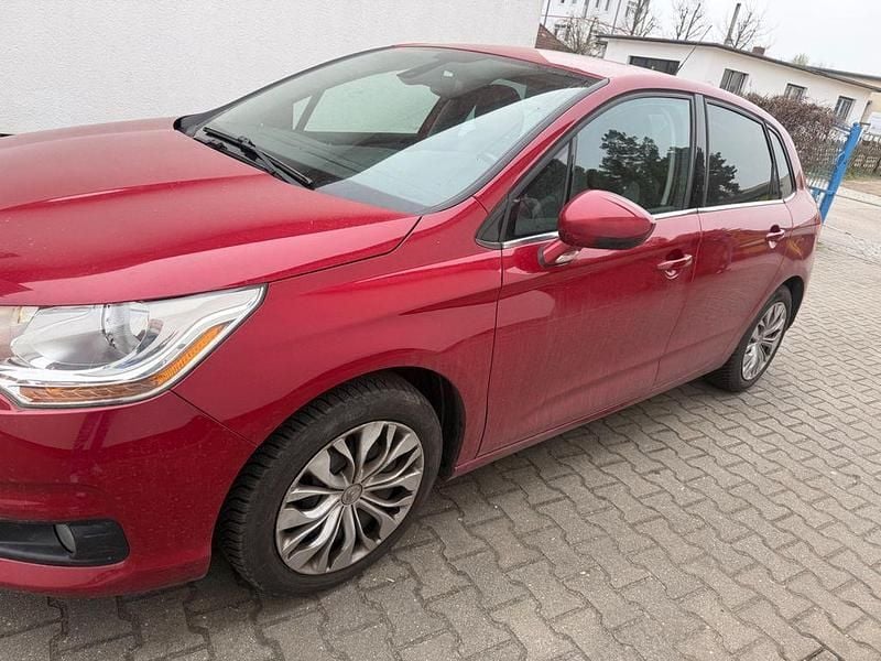 Gebraucht Citroën C4 Tendance 120 PS (88 kW) 2011 Rot Limousine