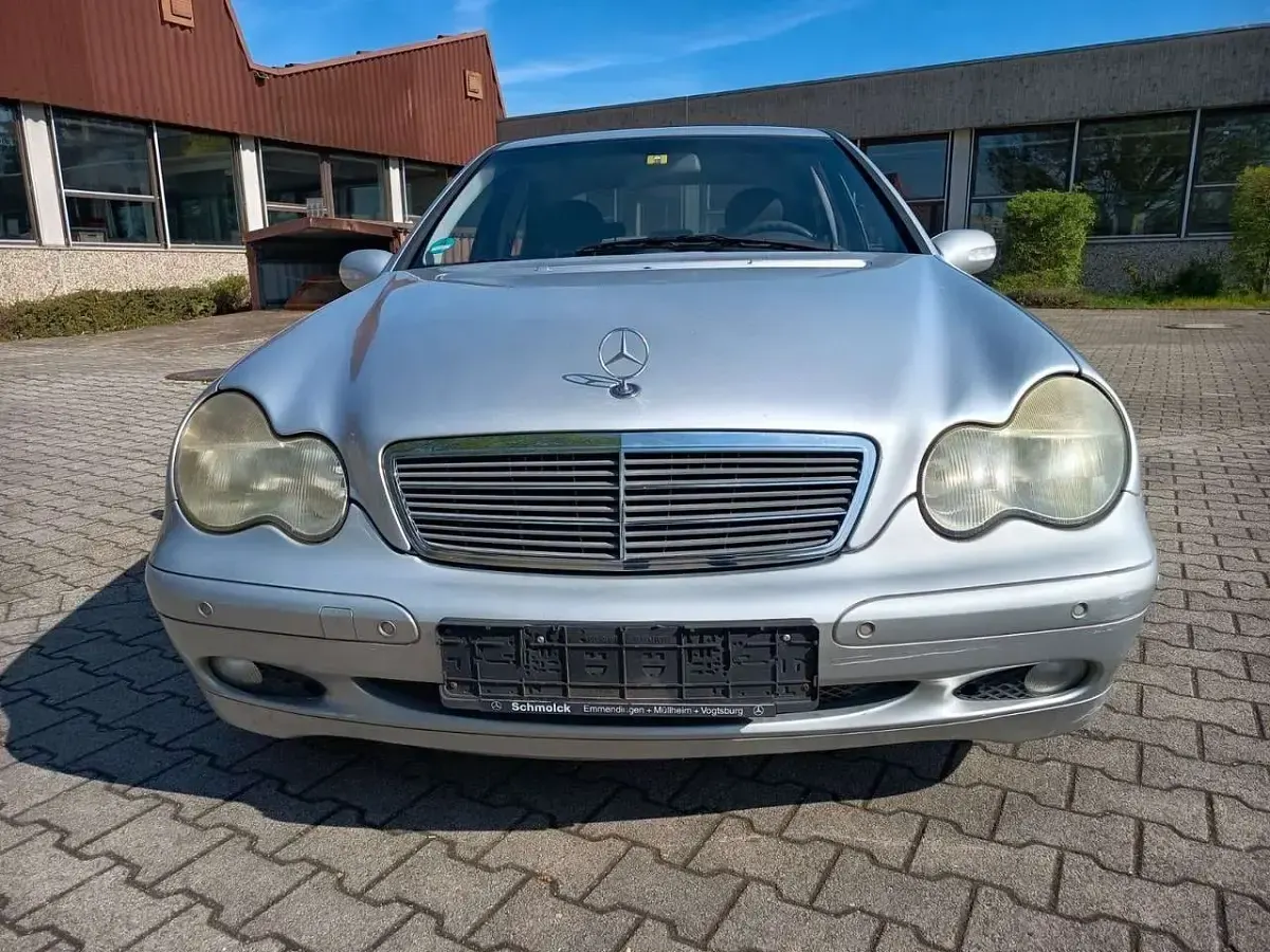 Second-hand Mercedes C200 Classic 116 CP (85 kW) 2002 Argintiu Berlinǎ