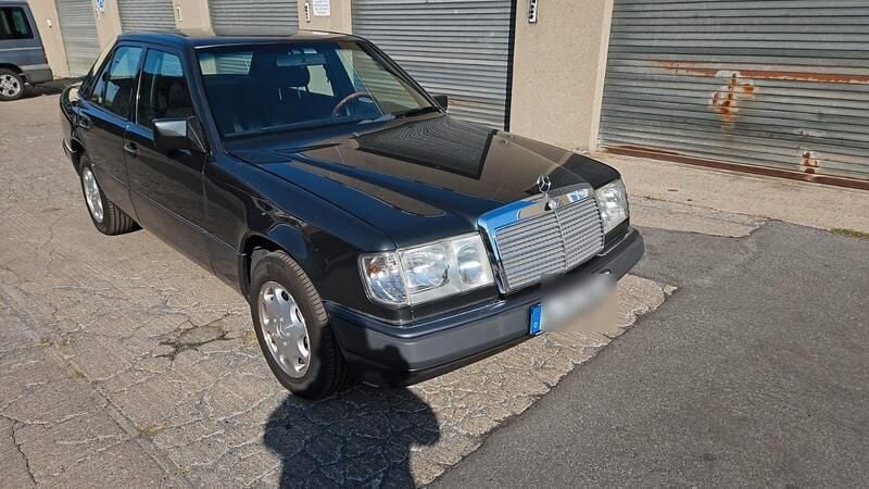 Schwarz Gebraucht 1993 Mercedes E280 Limousine | 12.900 € - Bild 1/4