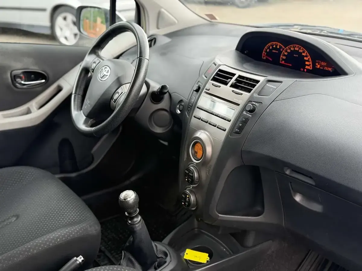 Gebraucht Toyota Yaris Edition 90 PS (66 kW) 2011 Silver mica metallic Kleinwagen