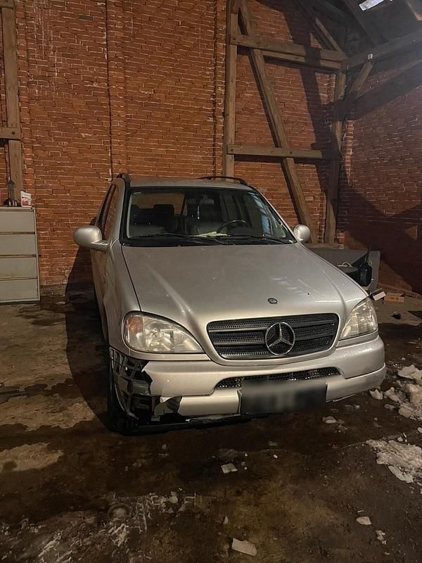 Gebraucht Mercedes ML320 218 PS (160 kW) 1999 Silber SUV
