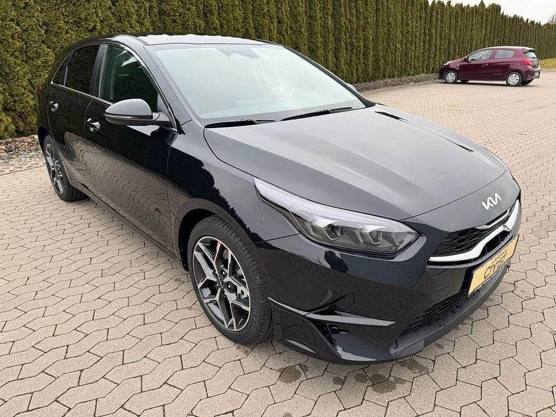 Neu Kia Ceed Style 101 PS (74 kW) 2025 Schwarz Kleinwagen