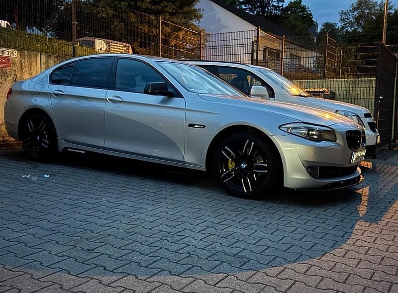 Grau Gebraucht 2010 BMW 523 Limousine | 9.699 € - Bild 1/4