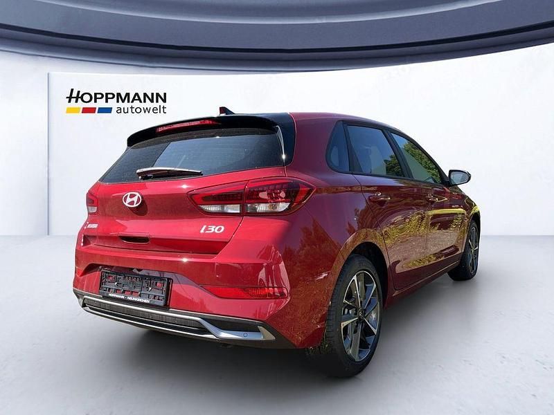 Neu Hyundai i30 101 PS (74 kW) 2025 Rot Limousine