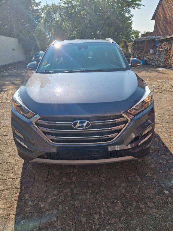 Grau Gebraucht 2017 Hyundai Tucson SUV | 18.000 € (Etwas zu teuer) - Bild 1/4