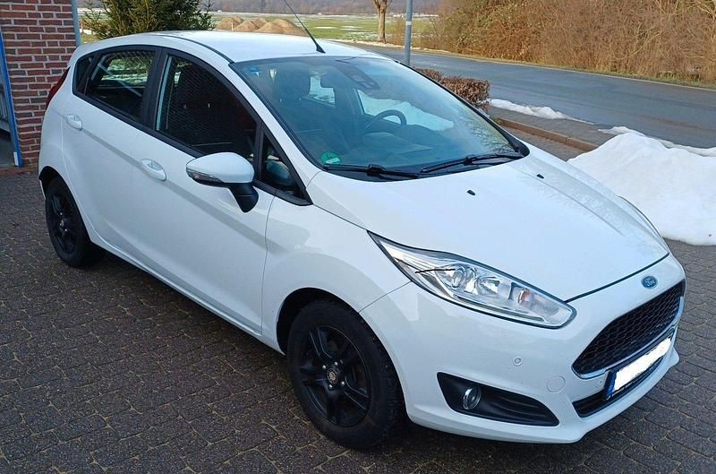 Weiß Gebraucht 2016 Ford Fiesta SYNC Edition Kleinwagen | 8.850 € (Etwas zu teuer) - Bild 1/4