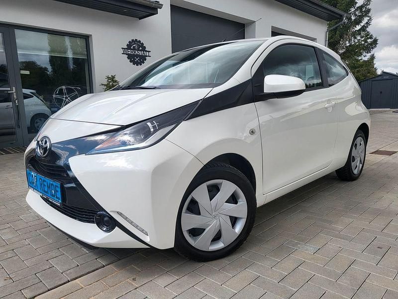 Weiß Gebraucht 2016 Toyota Aygo X-play Kleinwagen | 6.990 € (Fairer Preis) - Bild 1/4