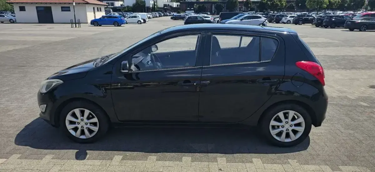 Gebraucht Hyundai i20 Edition 86 PS (63 kW) 2013 Schwarz Kleinwagen