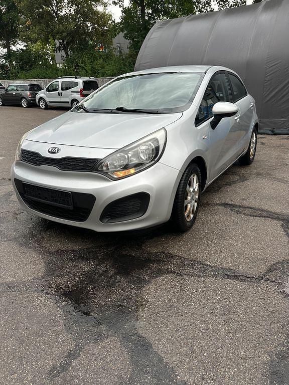 Silber Gebraucht 2014 Kia Rio Limousine | 4.199 € (Fairer Preis) - Bild 1/4