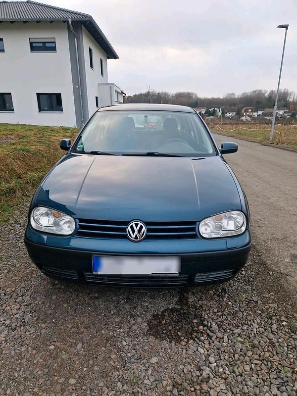 Grün Gebraucht 2002 VW Golf Limousine | 2.850 € (Teuer) - Bild 1/4