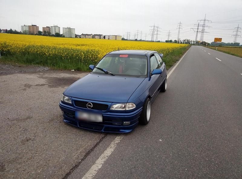 Blau Gebraucht 1996 Opel Astra Limousine | 7.000 € - Bild 1/4