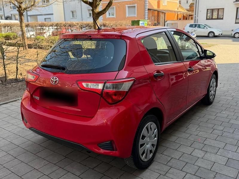 Gebraucht Toyota Yaris 69 PS (50 kW) 2017 Rot Kleinwagen