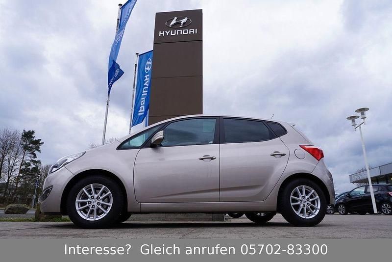 Gebraucht Hyundai i20 Space Plus 125 PS (91 kW) 2018 Gold Van / Kleinbus