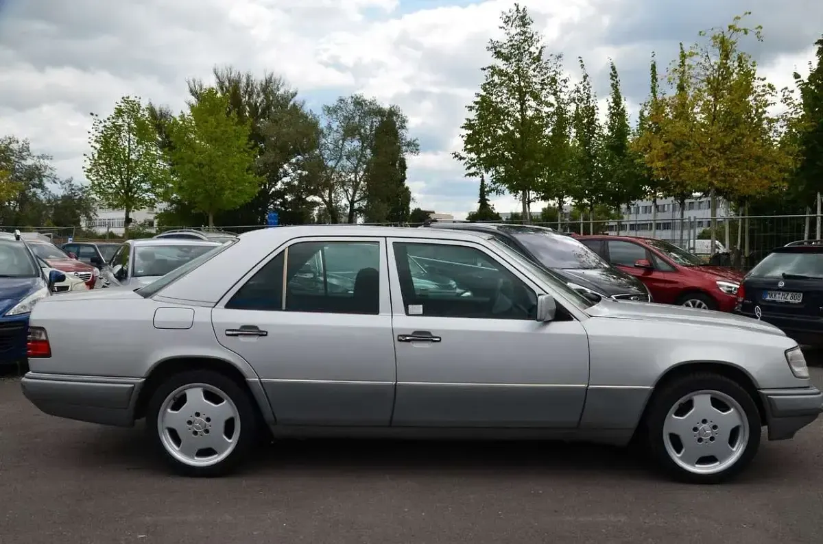Brugt Mercedes E280 193 HK (141 kW) 1993 Sølv Sedan