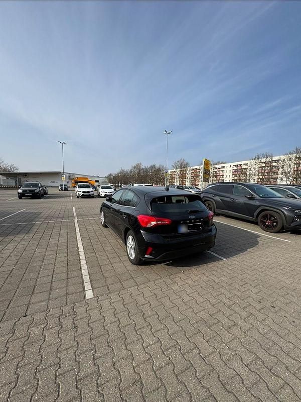 Gebraucht Ford Focus Cool & Connect 101 PS (74 kW) 2021 Schwarz Kombi