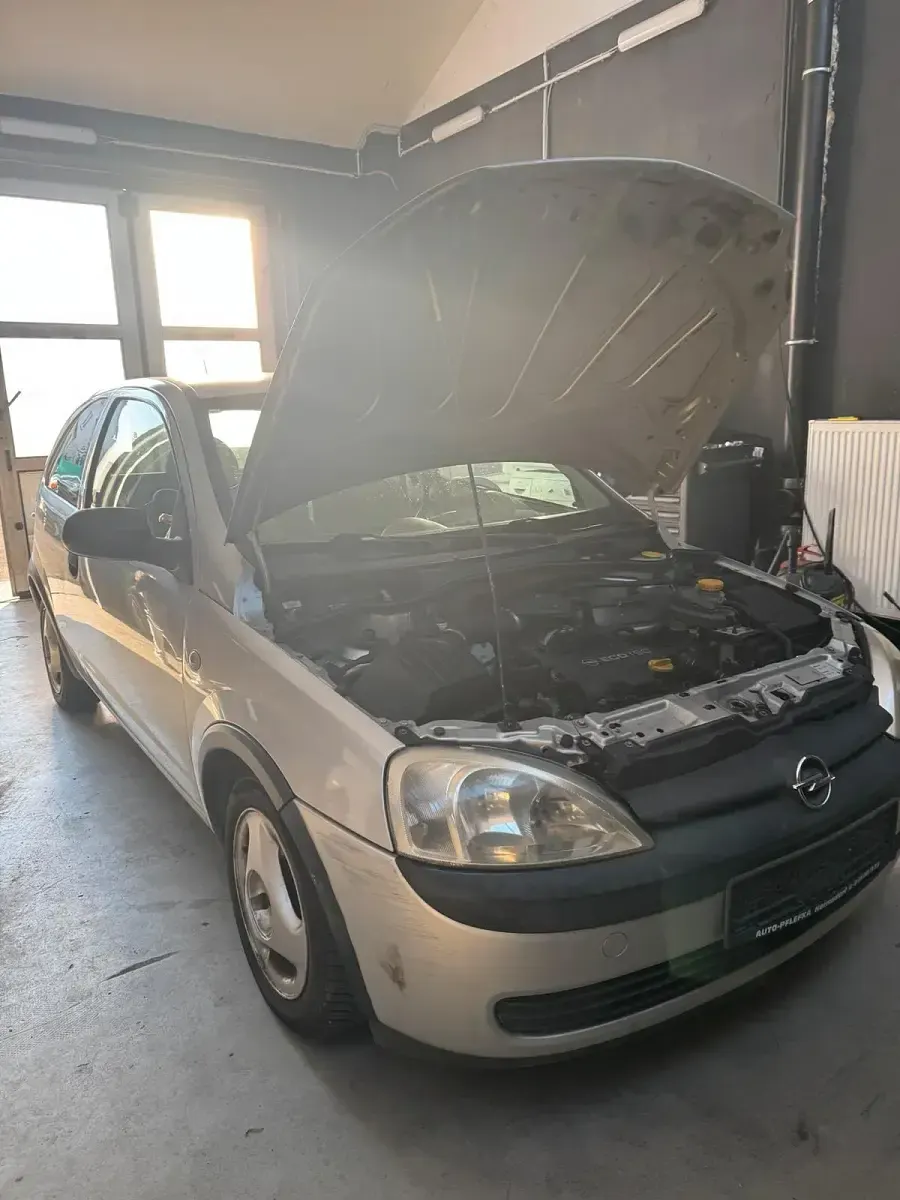 Używany Opel Corsa 75 KM (55 kW) 2002 Srebrny Hatchback