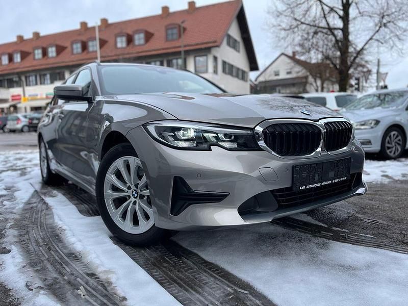 Gebraucht BMW 320e Advantage 163 PS (119 kW) 2021 Oxidgrau/oxidgrau ii Kombi