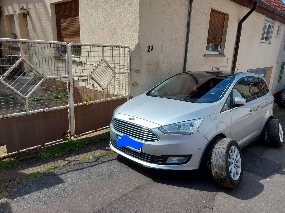 Gebraucht Ford Grand C-Max Titanium 120 PS (88 kW) 2017 Silber Van / Kleinbus