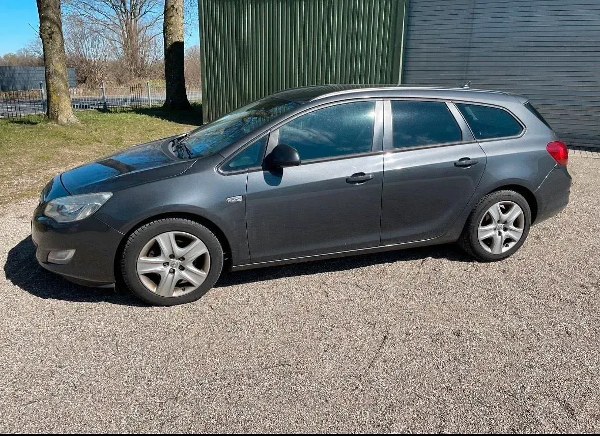 Usata Opel Astra 110 CV (80 kW) 2012 Grigio Station wagon