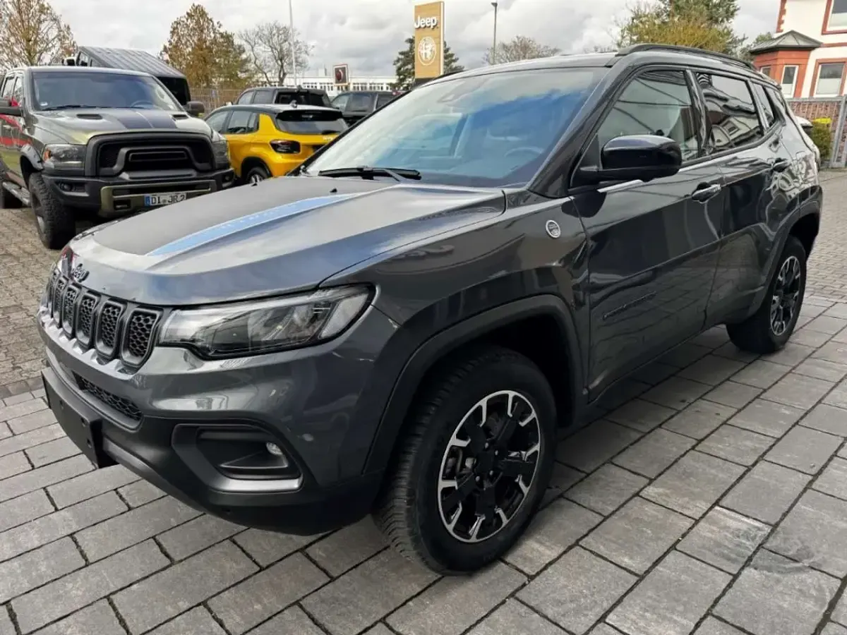 Gebraucht Jeep Compass Trailhawk 241 PS (177 kW) 2022 Graphite grey pearl SUV
