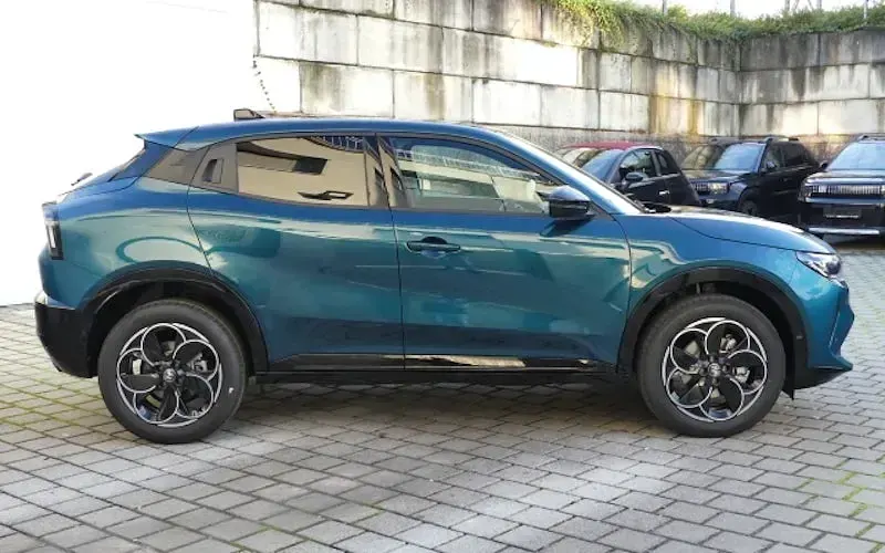 Neu Alfa Romeo Junior 145 PS (106 kW) 2026 Blau SUV