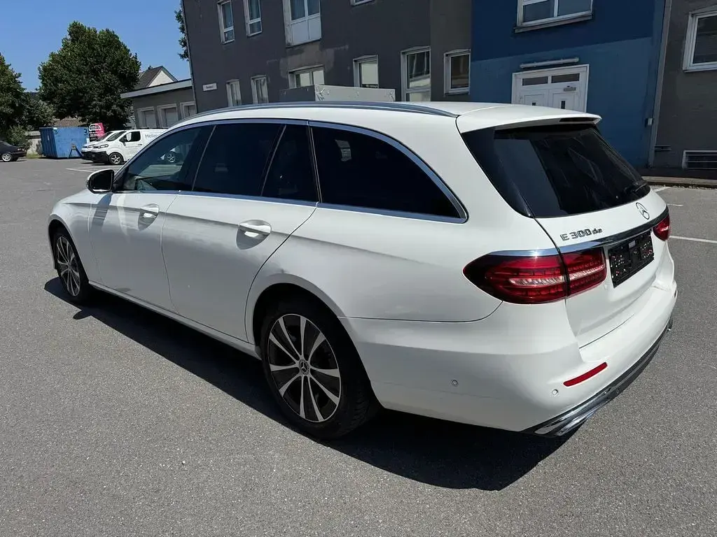 Second-hand Mercedes E300 194 CP (142 kW) 2022 Alb Berlinǎ