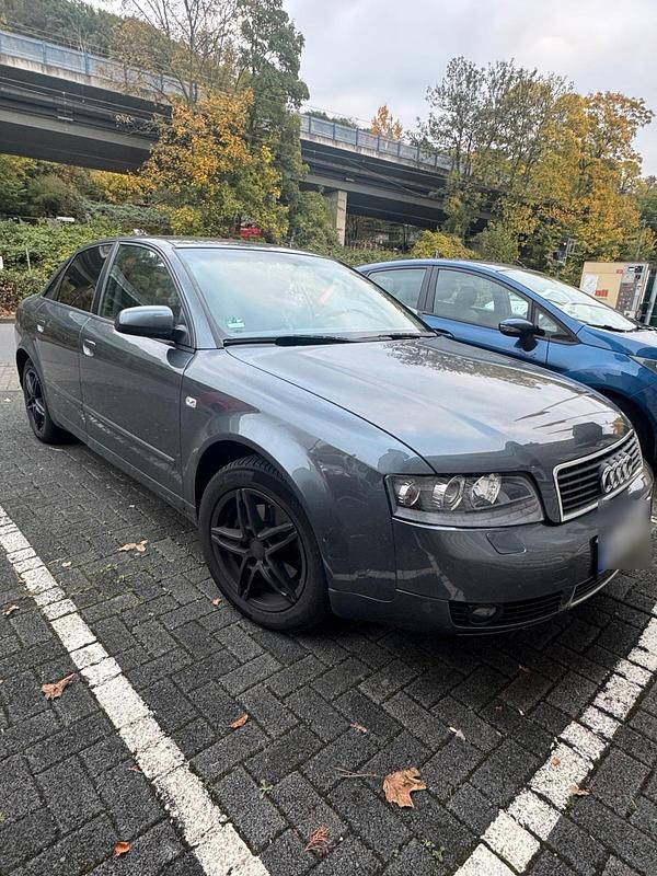 Grau Gebraucht 2004 Audi A4 Limousine | 1.950 € (Fairer Preis) - Bild 1/4
