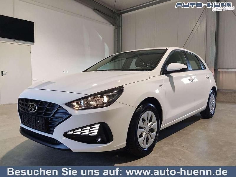 Atlasweiß Gebraucht 2024 Hyundai i30 Edition Limousine | 18.489 € (Superpreis) - Bild 1/4