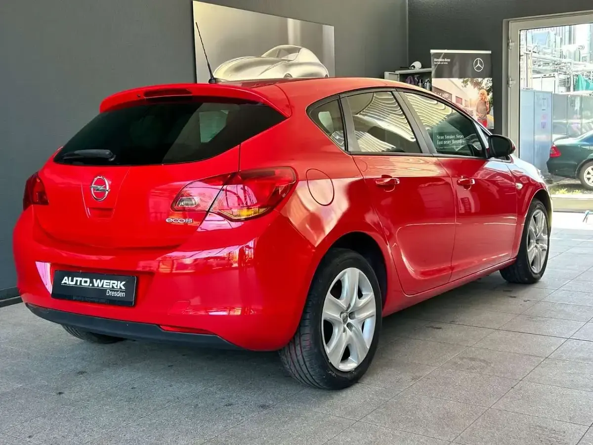 Używany Opel Astra Design Edition 101 KM (74 kW) 2011 Czerwony Hatchback
